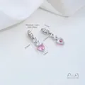 Elegante colgante de corazón de circón rosa con medidas detalladas para hacer joyería - Colgante de Triple Corazón de Circonia Chapado en Oro Blanco (G998-3b) / 1 Pieza