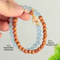 Dubbelstrengs Barbie sandelhout en blauwe chalcedoon kralenarmband met hulu hanger - 6mm Natuurlijke Blauwe Chalcedoon Barbie Sandelhout Armband