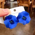 Vista dettagliata di orecchini a fiore blu opaco con strass quadrato su cartoncino. - Blu