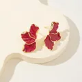 Vista dettagliata di eleganti orecchini a petalo rosso smaltato con bordi dorati lavorati - Rosso