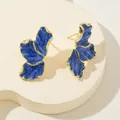 Primo piano dettagliato di orecchini a foglia blu con eleganti bordi dorati fini - Blu