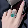 Dettaglio di un anello a fiocco in argento con una gemma verde quadrata di lusso - Anello aperto / Anello Verde Smeraldo