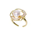 Elegante anello a fiore di camelia dorata con una perla naturale d'acqua dolce rosata - Anello