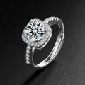 Elegante anello di fidanzamento argentato con halo quadrato e pietra rotonda taglio brillante - Anello Quadrato