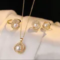 Elegante set di gioielli geometrici con perle e diamanti, include collana, anello e orecchini. - Set di gioielli