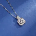 Elegante collana in argento con pendente halo e una pietra centrale molto brillante - Collana Con Ciondolo Quadrato