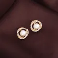 Eleganti orecchini a lobo dorati con perla centrale e pavé di cristalli - Orecchini