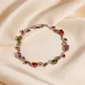 Dettaglio di un bracciale a forma di ramo di tulipano con zirconi colorati su seta - Argento Multicolore Misto