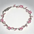 Dettaglio di un elegante bracciale a tulipano con pietre di zircone rosa scintillanti - Argento e Rosa