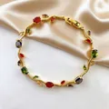 Dettaglio del bracciale dorato a vite con zirconi colorati a forma di tulipano - Oro Multicolore Misto