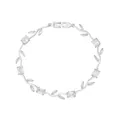 Dettaglio macro di un elegante bracciale a vite in argento con foglie di zirconi chiari - Argento + Zirconia Bianca