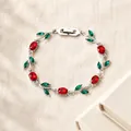 Vista dettagliata del bracciale a tulipano in argento con cristalli rossi e verdi - Argento Zirconia Rossa con Foglie Verdi