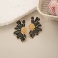 Orecchini a perno vintage stile francese con design a margherita in nero e oro elegante - Nero