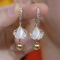 Eleganti orecchini pendenti dorati a ventaglio con pietra occhio di gatto bianca e strass. - A012 Ginkgo Leaf