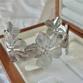 Elegante bracciale rigido a fiori color argento con design aperto regolabile per donna - Fiore Argentato