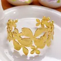 Elegante bracciale rigido dorato a fascia larga con design floreale e petali testurizzati - Fiore Irregolare Dorato