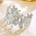 Elegante bracciale rigido aperto minimalista con geometria floreale argento regolabile - Fiore Irregolare Argentato