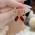 Eleganti orecchini a cerchio dorati con doppi cuori in smalto rosso e pavé di cristalli - Stile Doppio Cuore Pavè Smalto Rosso (E3118) / Oro