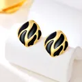 Primo piano di orecchini vintage a perno quadrati irregolari in oro e smalto nero - Nero