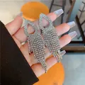 Detailaufnahme der funkelnden Tropfen-Strass-Ohrringe mit langen Fransen für Gala - Wassertropfen Hohl Strass Quastenstil (E3597 Silber)