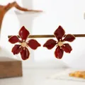Eleganti orecchini a lobo a fiore in smalto bordeaux con bordi metallici dorati - Borgogna
