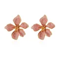 Dettaglio di orecchini a lobo a forma di fiore in smalto rosa con centro dorato. - Rosa arancione