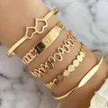 Dettaglio macro di bracciali rigidi dorati con incisione LOVE e motivi a cuore - Set Cuore Tipo F