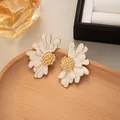 Eleganti orecchini a perno a margherita retrò francesi con accenti dorati e petali bianchi - Beige