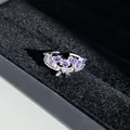 Gros plan d'une bague argentée avec cristaux violets et motif nœud cygne. - Bague Ouverte No 8 (Fusion Nœud Cygne)