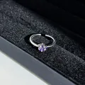 Gros plan détaillé d'une bague en argent avec une pierre précieuse violette en étoile - Style 2 Bague Ouverte (Étoile Violette)