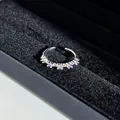 Gros plan détaillé d'une bague en argent ajustable avec des gemmes violettes - Bague Ouverte No 4 (Incrustée Multi-Pierres)