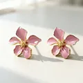 Eleganti orecchini a lobo a fiore in smalto rosa con finitura dorata da donna - Rosa