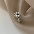 Gros plan d'une bague vintage en argent sterling 925 avec une fleur en perles - 珍珠花朵指环