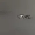 Vintage 925 sterling zilveren open ring met Romeinse cijfers en gegraveerde dagen - Romeinse Cijfers Weekdagen Open Ring (J224)