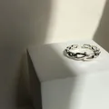 Nahaufnahme eines minimalistischen S925-Silberrings mit Kettenglied-Design. - Silber