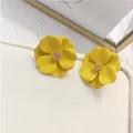 Eleganti orecchini a fiore giallo opaco con centro in cristallo su vassoio bianco - Giallo