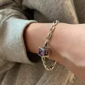Détail d'un bracelet gourmette en argent 925 avec pendentif en pierre violette vintage - Bracelet Strass Violet Sculpté Vintage (SL0726)
