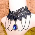 Dettaglio di un choker gotico in pizzo nero con gemma blu e catenine - Collana (N3279)