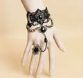 Dettaglio del bracciale slave in pizzo nero gotico con ali d'angelo e gemme nere - Bracciale a mano (B5137) / Stile Ala