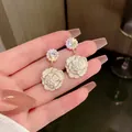 Primo piano di orecchini a camelia bianca con perle eleganti e dettagli in cristallo - Modello lungo / Bianco