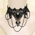 Elegante collana girocollo in pizzo nero vintage con pietra ovale e catenelle pendenti - Collana (N3378)