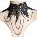 Primo piano di choker gotico in pizzo nero con gemma nera e catenine - Collana (N3176)