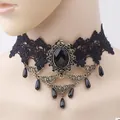Dettaglio del choker in pizzo nero vittoriano con incastonatura in bronzo vintage. - Collana (N3357)
