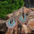 Dettaglio di orecchini bohémien in bronzo con accenti di smalto verde acqua su legno - Fan-shaped Hollow Style (009)