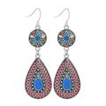 Dettaglio di orecchini bohémien a goccia con smalto colorato e motivi argentati - Teardrop Enamel Style (002)