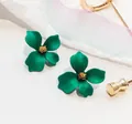 Eleganti orecchini a lobo a fiore verde opaco con centro dorato su bianco - Verde