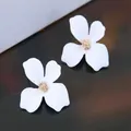 Eleganti orecchini a lobo a fiore bianco con centro dorato testurizzato, stile moderno - Bianco