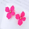 Orecchini a perno a forma di fiore rosa acceso opaco con centri in cristallo dorato - Rosso rosa