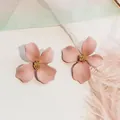 Eleganti orecchini a lobo a forma di fiore rosa con petali delicati e dettagli dorati da donna - Rosa