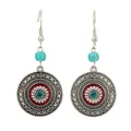 Vista dettagliata degli orecchini pendenti rotondi bohémien con motivi etnici e pietre verde acqua - Vintage Silver Disc Style (015)